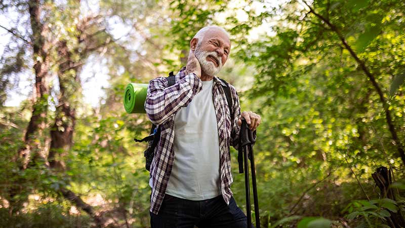 Homem é picado por um inseto durante uma caminha pela floresta
